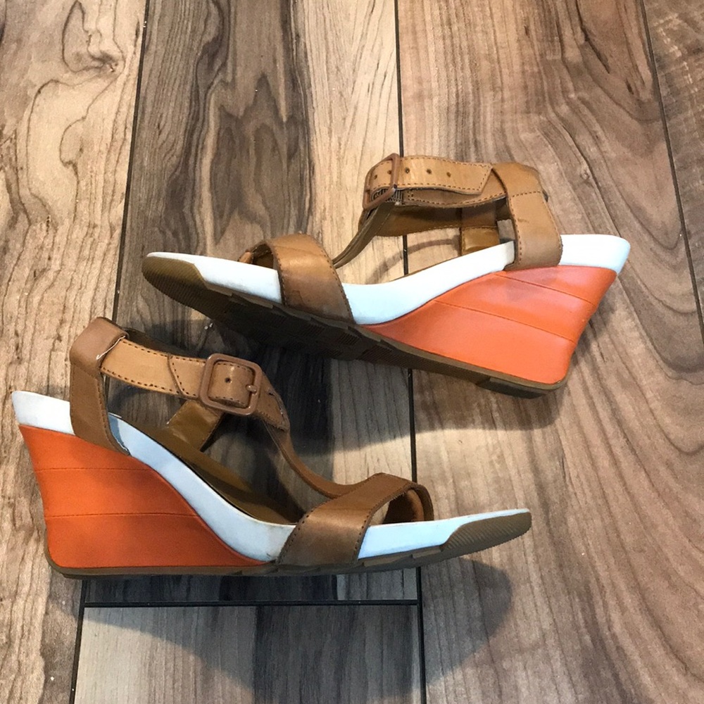 KENNETH COLE  tan and white wedges